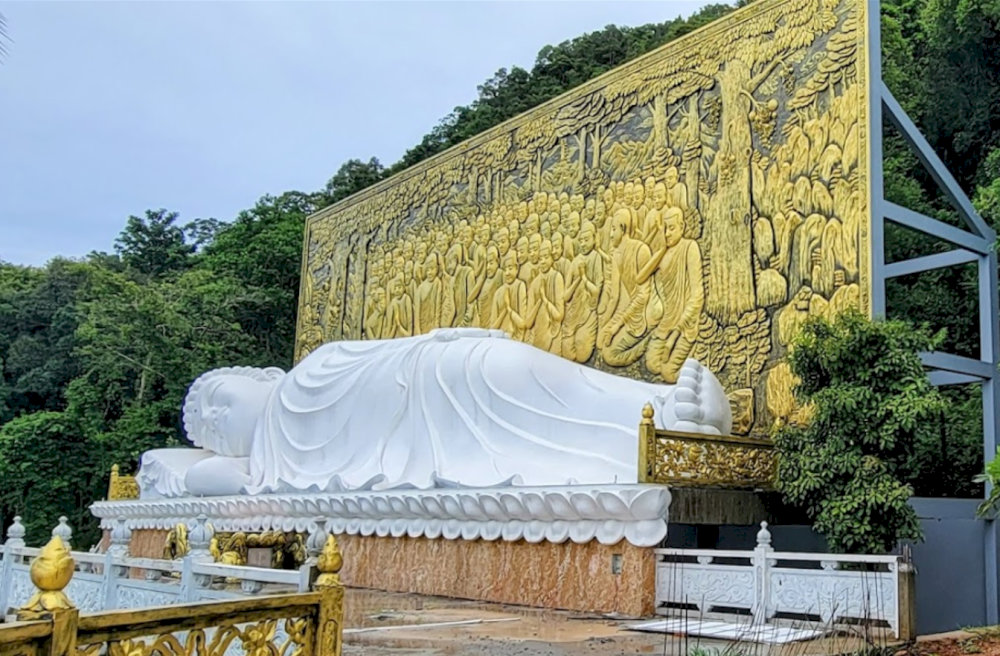 The grand Reclining Buddha statue at Su Muon Pagoda